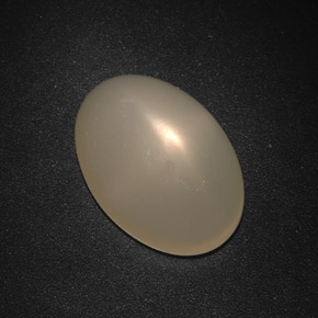 12.67カラットの天然クリームスタームーンストーン（18.7×13.1 mm・透明）