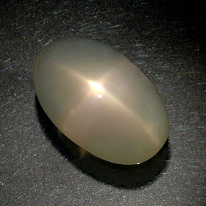 34.39カラットの天然クリームスタームーンストーン（23.4×14.7 mm・透明）