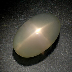 34.39カラットの天然クリームスタームーンストーン（23.4×14.7 mm・透明）