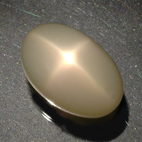 34.17カラットの天然クリームスタームーンストーン（21.5×14.2 mm・透明）