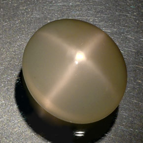 34.77カラットの天然クリームスタームーンストーン（20.7×18.3 mm・透明）