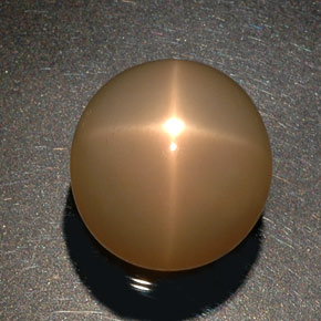 26.52カラットの天然クリームピーチスタームーンストーン（17.9×17.1 mm・透明）