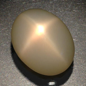 56.38カラットの天然クリームスタームーンストーン（24.1×18.6 mm・透明）