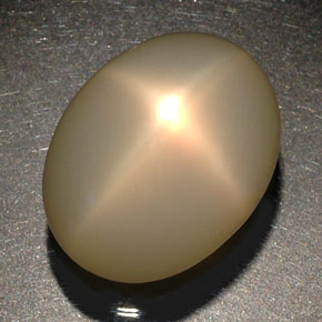 56.38カラットの天然クリームスタームーンストーン（24.1×18.6 mm・透明）
