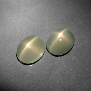 カラットの天然ライトグリーンスタームーンストーン（10.9×9.2 mm・透明）