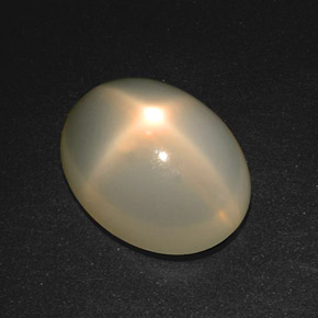 18.57カラットの天然クリームスタームーンストーン（19.1×14.7 mm・オーバルカット）