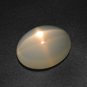 18.57カラットの天然クリームスタームーンストーン（19.1×14.7 mm・オーバルカット）
