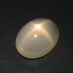 18.57カラットの天然クリームスタームーンストーン（19.1×14.7 mm・オーバルカット）