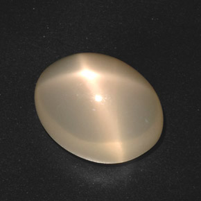 17.40カラットの天然オレンジクリームスタームーンストーン（17.7×13.7 mm・オーバルカット）