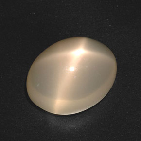 17.40カラットの天然オレンジクリームスタームーンストーン（17.7×13.7 mm・オーバルカット）