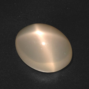 17.40カラットの天然オレンジクリームスタームーンストーン（17.7×13.7 mm・オーバルカット）