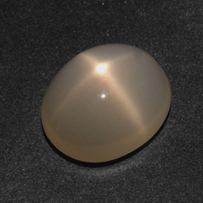 10.21カラットの天然オレンジクリームスタームーンストーン（15.3×13 mm・オーバルカット）