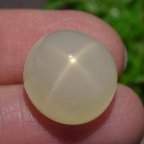 15.93カラットの天然オレンジクリームスタームーンストーン（14.2×13.4 mm・オーバルカット）