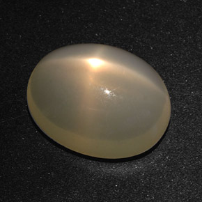 10.01カラットの天然オレンジクリームスタームーンストーン（15.8×12.3 mm・オーバルカット）