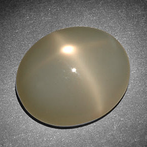 10.09カラットの天然クリームスタームーンストーン（15.2×13 mm・オーバルカット）