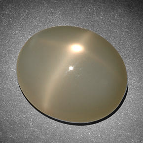 10.09カラットの天然クリームスタームーンストーン（15.2×13 mm・オーバルカット）
