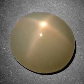 11.42カラットの天然クリームスタームーンストーン（13.8×12.6 mm・オーバルカット）