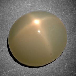 11.42カラットの天然クリームスタームーンストーン（13.8×12.6 mm・オーバルカット）