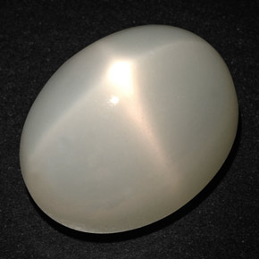 27.18カラットの天然クリームスタームーンストーン（18.9×14.3 mm・オーバルカット）