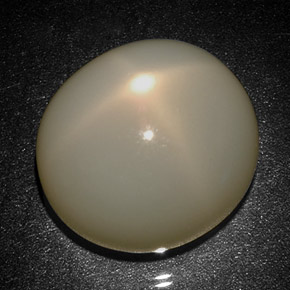 31.27カラットの天然クリームスタームーンストーン（18.7×17 mm・オーバルカット）