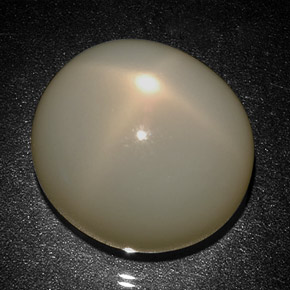 31.27カラットの天然クリームスタームーンストーン（18.7×17 mm・オーバルカット）
