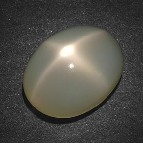 18.90カラットの天然クリームスタームーンストーン（17.9×13.7 mm・オーバルカット）