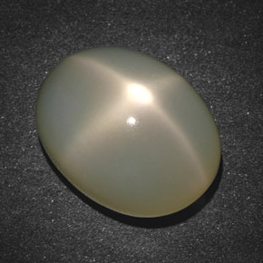 18.90カラットの天然クリームスタームーンストーン（17.9×13.7 mm・オーバルカット）