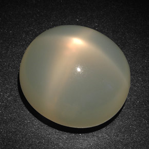 22.83カラットの天然クリームスタームーンストーン（17.8×16.2 mm・オーバルカット）