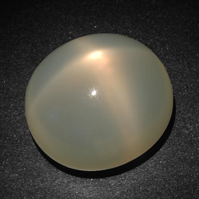 22.83カラットの天然クリームスタームーンストーン（17.8×16.2 mm・オーバルカット）