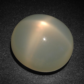 22.83カラットの天然クリームスタームーンストーン（17.8×16.2 mm・オーバルカット）