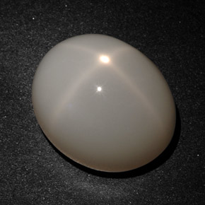 22.77カラットの天然クリームスタームーンストーン（17.6×14.6 mm・オーバルカット）