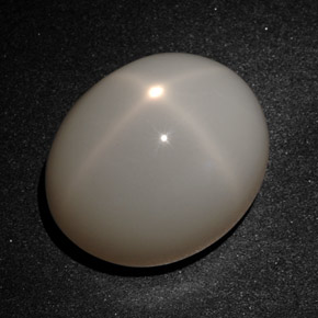 22.77カラットの天然クリームスタームーンストーン（17.6×14.6 mm・オーバルカット）