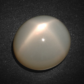 19.33カラットの天然クリームスタームーンストーン（16.7×15.3 mm・オーバルカット）