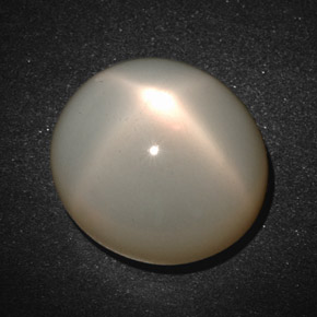 19.33カラットの天然クリームスタームーンストーン（16.7×15.3 mm・オーバルカット）