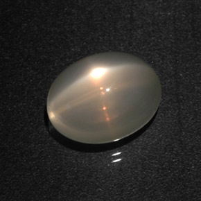 7.22カラットの天然オレンジクリームスタームーンストーン（12.9×9.8 mm・オーバルカット）
