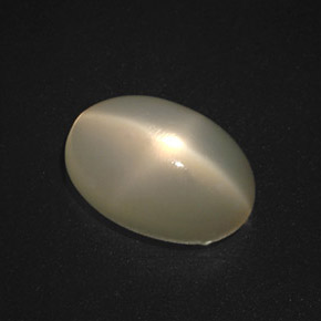 5.89カラットの天然クリームスタームーンストーン（13.4×9.1 mm・オーバルカット）