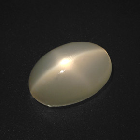 5.89カラットの天然クリームスタームーンストーン（13.4×9.1 mm・オーバルカット）