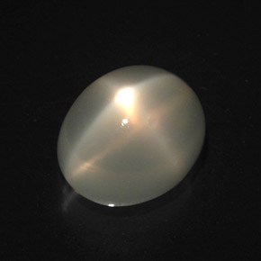 4.07カラットの天然クリームスタームーンストーン（10×8.4 mm・オーバルカット）