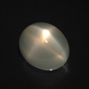 4.07カラットの天然クリームスタームーンストーン（10×8.4 mm・オーバルカット）