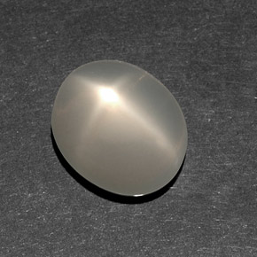 6.82カラットの天然ホワイトスタームーンストーン（13.5×11.2 mm・透明）