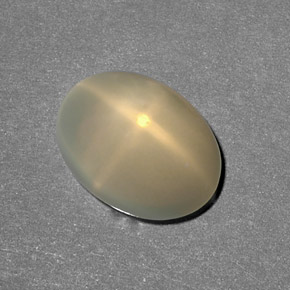 6.80カラットの天然クリームスタームーンストーン（14.6×10.8 mm・透明）