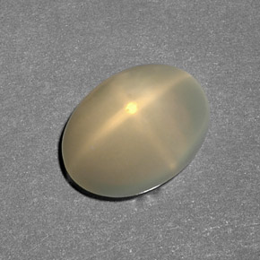 6.80カラットの天然クリームスタームーンストーン（14.6×10.8 mm・透明）