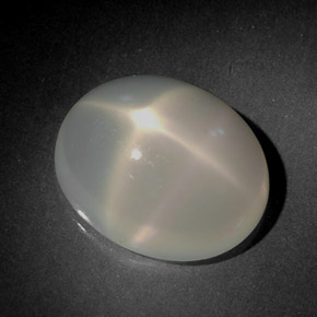 5.60カラットの天然ホワイトスタームーンストーン（12.9×10.5 mm・透明）