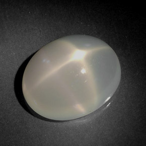 5.60カラットの天然ホワイトスタームーンストーン（12.9×10.5 mm・透明）