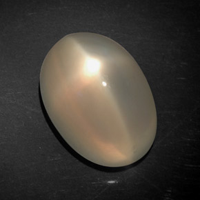 7.21カラットの天然オレンジクリームスタームーンストーン（13.2×9.2 mm・透明）