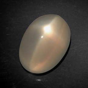 7.21カラットの天然オレンジクリームスタームーンストーン（13.2×9.2 mm・透明）