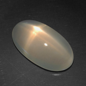 4.83カラットの天然クリームスタームーンストーン（14.9×8.3 mm・透明）