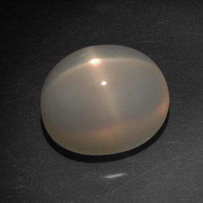 7.21カラットの天然クリームスタームーンストーン（11.7×9.4 mm・透明）