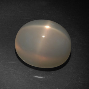 7.21カラットの天然クリームスタームーンストーン（11.7×9.4 mm・透明）