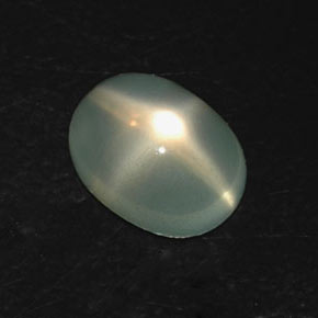 3.27カラットの天然ライトグリーンスタームーンストーン（10.5×7.9 mm・透明）